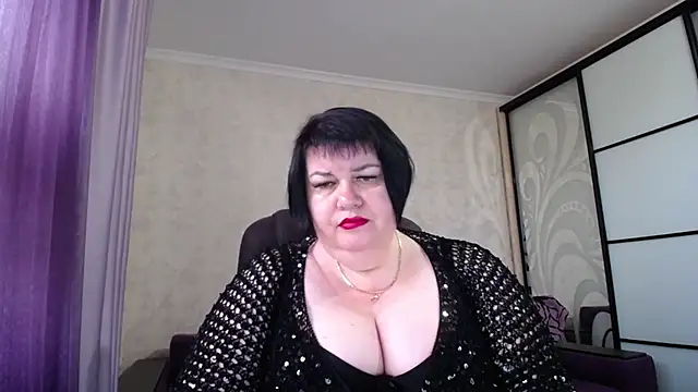 Snapshot of JuicyLady_Di chatting on 09-27-25, 04:39 JuicyLady Di online show from 09-27-25, 04:39