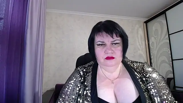 Snapshot of JuicyLady_Di chatting on 10-15-25, 04:34 JuicyLady Di online show from 10-15-25, 04:34