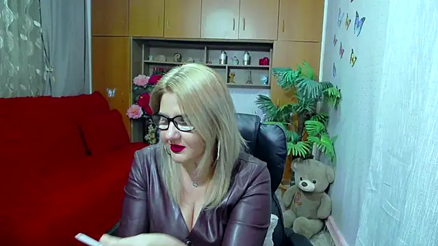 LucilleFenlys online show from 12-21-24, 12:20