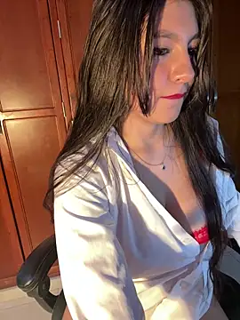 Snapshot of loolla_23 chatting on 12-21-24, 10:30 loolla 23 online show from 12-21-24, 10:30