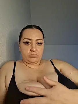 Snapshot of mihaelaa chatting on 10-22-25, 03:01 mihaelaa online show from 10-22-25, 03:01