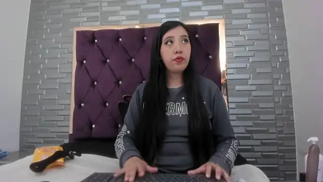 Snapshot of AntoneellaF chatting on 03-17-25, 11:00 AntoneellaF online show from 03-17-25, 11:00