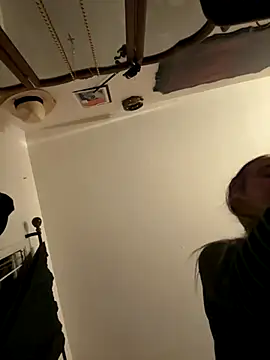 Snapshot of ClumsyLink chatting on 10-19-25, 04:02 ClumsyLink online show from 10-19-25, 04:02