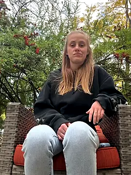 Snapshot of ClumsyLink chatting on 11-19-25, 11:38 ClumsyLink online show from 11-19-25, 11:38