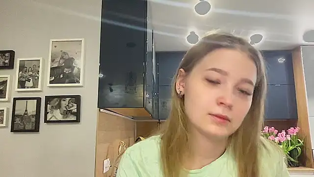 Snapshot of CharmingSarah chatting on 03-12-25, 11:31 CharmingSarah online show from 03-12-25, 11:31