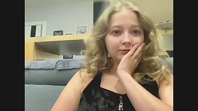 Snapshot of CharmingSarah chatting on 09-25-25, 04:32 CharmingSarah online show from 09-25-25, 04:32