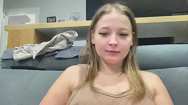 Snapshot of CharmingSarah chatting on 10-25-25, 04:35 CharmingSarah online show from 10-25-25, 04:35