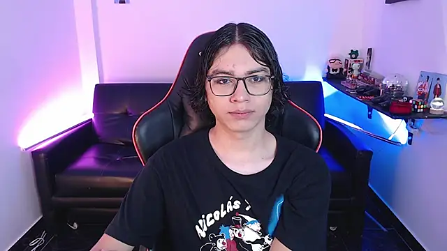 Snapshot of malik_harrison__ chatting on 12-18-24, 02:17 malik harrison   online show from 12-18-24, 02:17