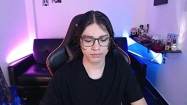 Snapshot of malik_harrison__ chatting on 12-23-24, 02:50 malik harrison   online show from 12-23-24, 02:50