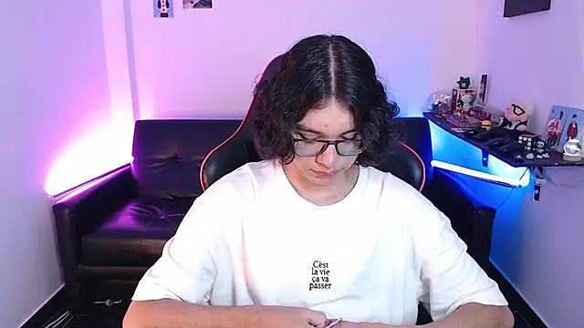 Snapshot of malik_harrison__ chatting on 01-10-25, 05:02 malik harrison   online show from 01-10-25, 05:02