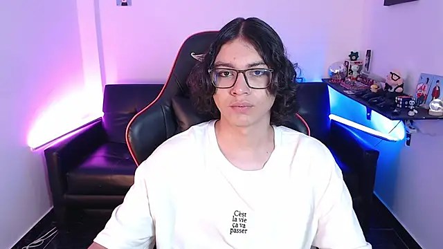 Snapshot of malik_harrison__ chatting on 01-20-25, 05:16 malik harrison   online show from 01-20-25, 05:16