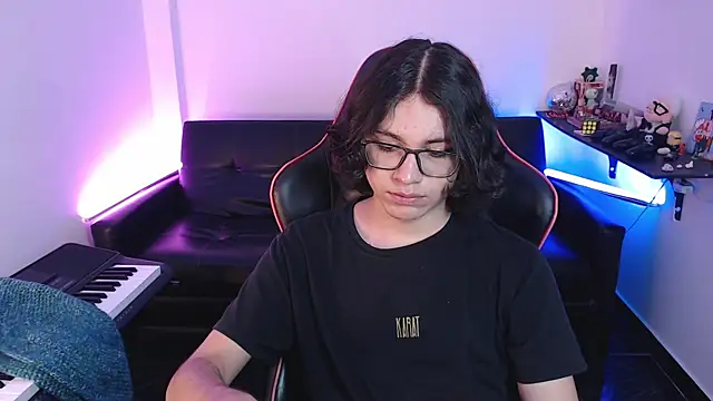 Snapshot of malik_harrison__ chatting on 02-06-25, 05:51 malik harrison   online show from 02-06-25, 05:51