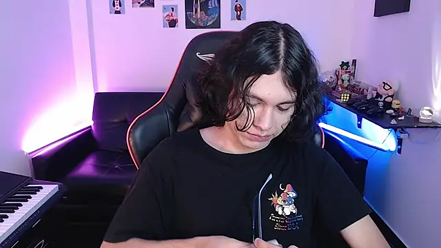 Snapshot of malik_harrison__ chatting on 02-15-25, 02:44 malik harrison   online show from 02-15-25, 02:44