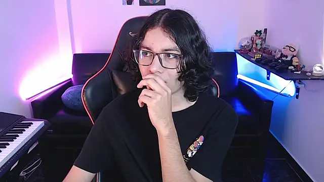 Snapshot of malik_harrison__ chatting on 02-24-25, 02:15 malik harrison   online show from 02-24-25, 02:15