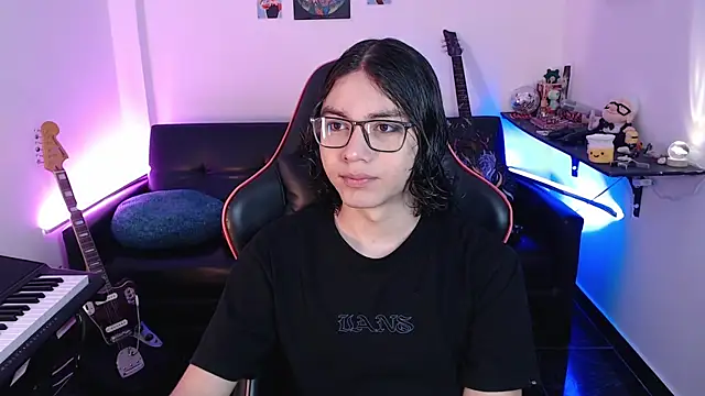 Snapshot of malik_harrison__ chatting on 03-13-25, 02:44 malik harrison   online show from 03-13-25, 02:44