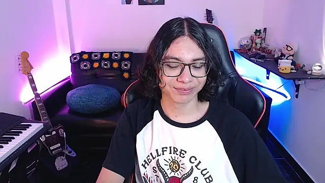 Snapshot of malik_harrison__ chatting on 03-15-25, 06:54 malik harrison   online show from 03-15-25, 06:54