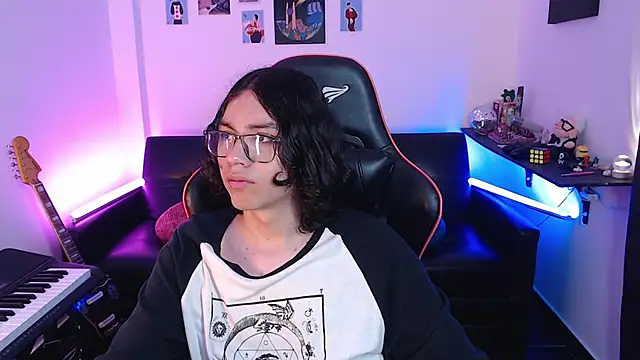 Snapshot of malik_harrison__ chatting on 03-18-25, 06:37 malik harrison   online show from 03-18-25, 06:37