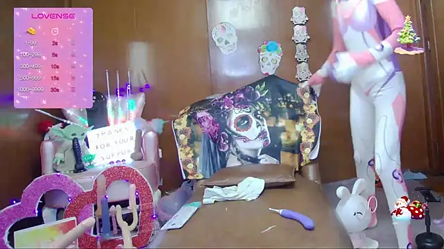 Skinygirl online show from 10-28-25, 12:25