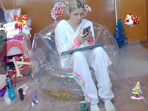 Skinygirl online show from 12-14-25, 05:18