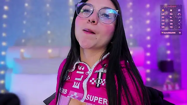 Snapshot of lucy_neil chatting on 01-07-25, 10:08 lucy neil online show from 01-07-25, 10:08