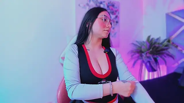 lucy neil online show from 11-18-25, 03:34