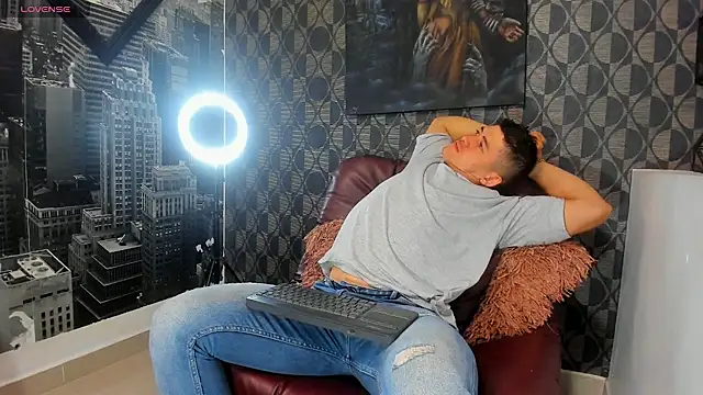 Leonsmoron online show from 11-30-25, 06:12