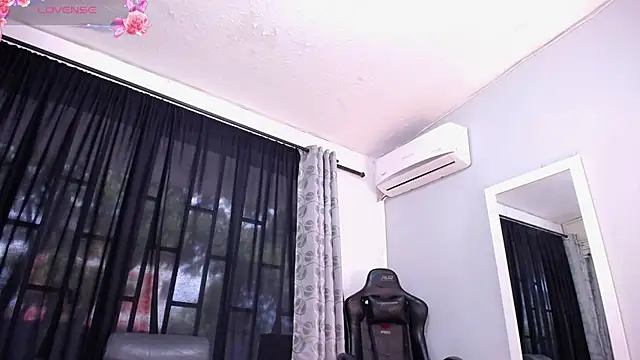 Snapshot of BLACK_ROSSE_1 chatting on 02-06-25, 04:03 BLACK ROSSE 1 online show from 02-06-25, 04:03