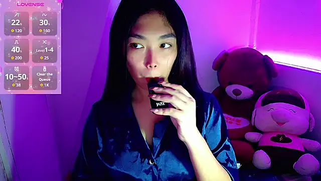 TR4NSCUTI3 online show from 10-19-25, 07:36