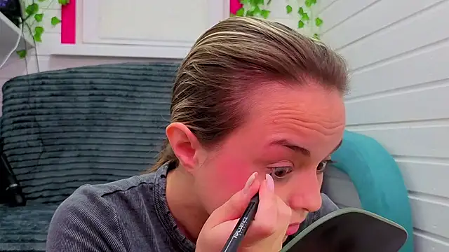 Misss Vikk online show from 11-28-25, 06:05