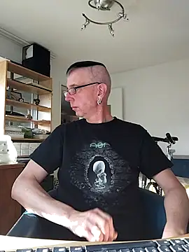 Snapshot of seelengleich chatting on 10-21-25, 01:34 seelengleich online show from 10-21-25, 01:34