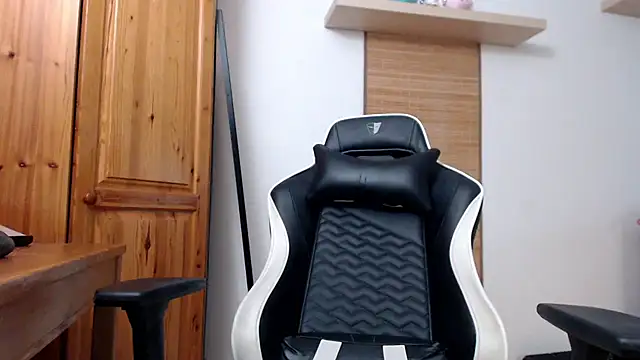 Snapshot of Lisakisss chatting on 10-18-25, 05:54 Lisakisss online show from 10-18-25, 05:54