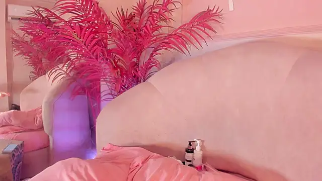 Snapshot of Saekohofman chatting on 01-07-25, 07:31 Saekohofman online show from 01-07-25, 07:31