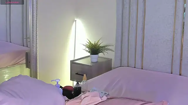 Snapshot of Saekohofman chatting on 02-07-26, 04:05 Saekohofman online show from 02-07-26, 04:05