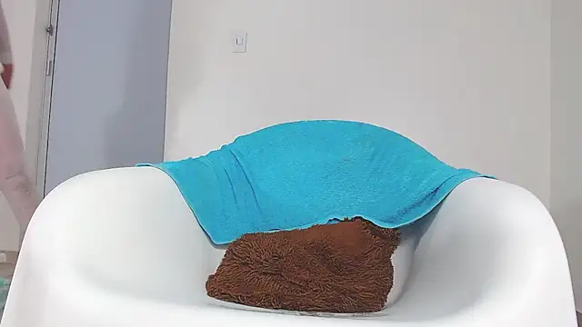 Upskirt Squirt96 online show from 10-14-25, 01:56