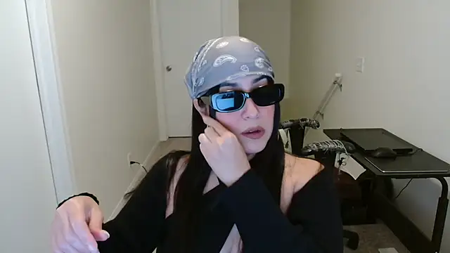 Sassy Latina online show from 10-16-25, 03:29