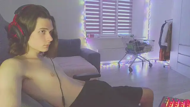 Snapshot of CandyChell chatting on 12-28-24, 11:52 CandyChell online show from 12-28-24, 11:52