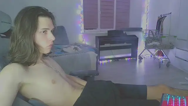 Snapshot of CandyChell chatting on 03-05-25, 04:35 CandyChell online show from 03-05-25, 04:35