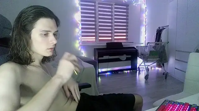 Snapshot of CandyChell chatting on 03-16-25, 02:44 CandyChell online show from 03-16-25, 02:44