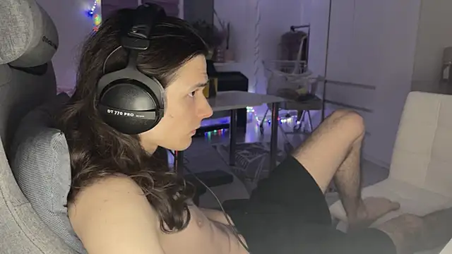 Snapshot of CandyChell chatting on 02-13-26, 03:19 CandyChell online show from 02-13-26, 03:19