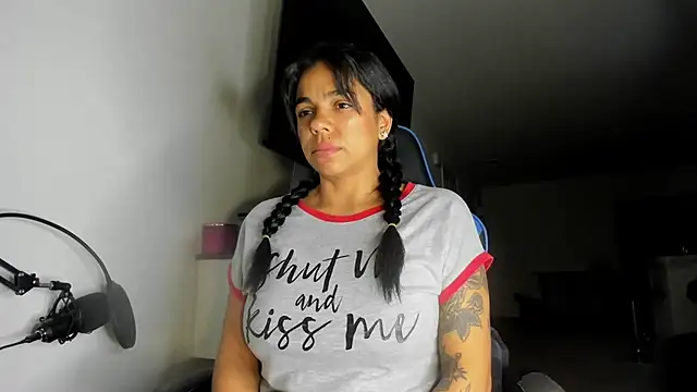 victoriachicas online show from 10-28-25, 06:06