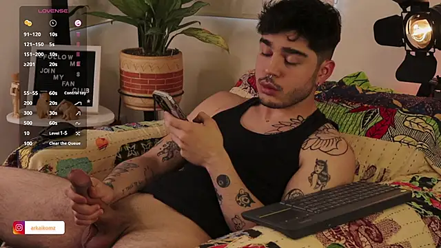 Snapshot of Arkaikomz chatting on 02-13-25, 10:33 Arkaikomz online show from 02-13-25, 10:33