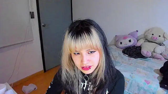 Snapshot of Akane-Mou chatting on 12-12-24, 05:31 Akane-Mou online show from 12-12-24, 05:31