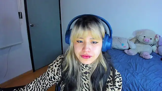 Snapshot of Akane-Mou chatting on 01-04-25, 09:43 Akane-Mou online show from 01-04-25, 09:43