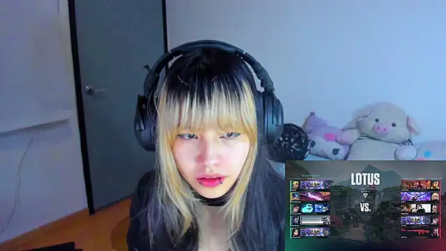 Snapshot of Akane-Mou chatting on 01-20-25, 08:30 Akane-Mou online show from 01-20-25, 08:30