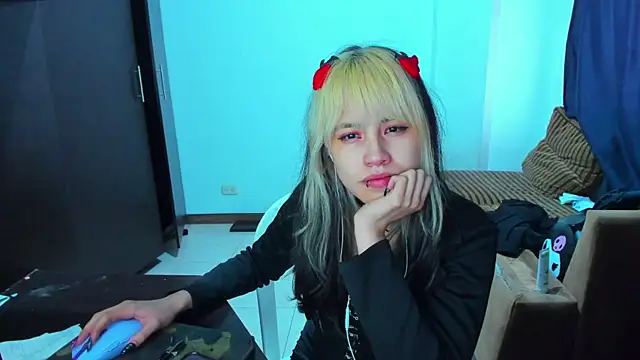 Snapshot of Akane-Mou chatting on 02-15-25, 12:01 Akane-Mou online show from 02-15-25, 12:01