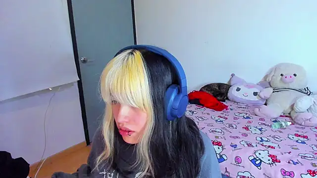 Snapshot of Akane-Mou chatting on 02-25-25, 11:30 Akane-Mou online show from 02-25-25, 11:30