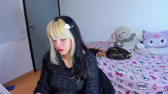 Snapshot of Akane-Mou chatting on 03-11-25, 11:33 Akane-Mou online show from 03-11-25, 11:33