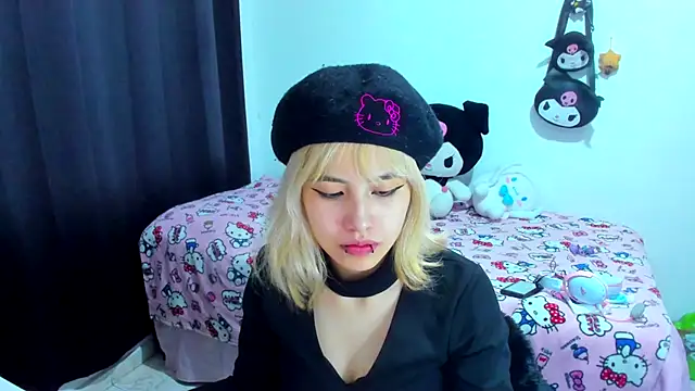 Snapshot of Akane-Mou chatting on 10-26-25, 01:22 Akane-Mou online show from 10-26-25, 01:22