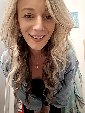 Snapshot of Heyitsmee33 chatting on 03-11-25, 05:46 Heyitsmee33 online show from 03-11-25, 05:46