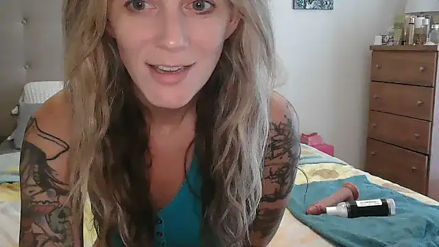 Snapshot of Heyitsmee33 chatting on 10-05-25, 01:09 Heyitsmee33 online show from 10-05-25, 01:09